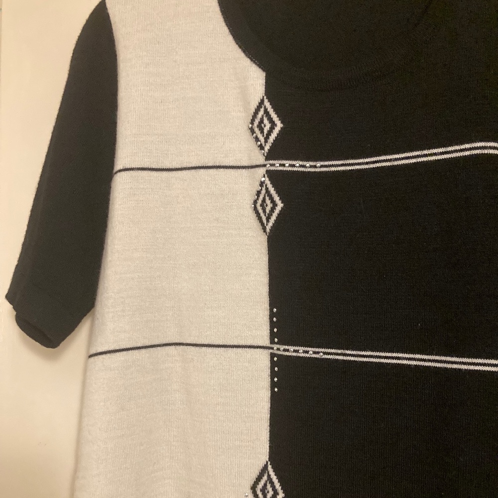 Vintage Black and white short sleeve top lightweight sweater